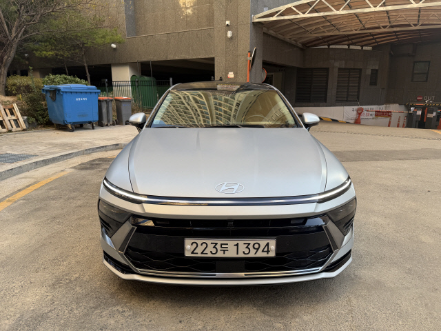 전작과 완전히 달라진 전면부. 그랜저와 비슷한 일자 형태 주간주행등이 적용됐다.